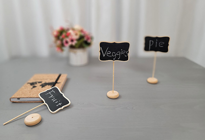 <strong>Double Sided Chalkboard Sign Wooden Base</strong>