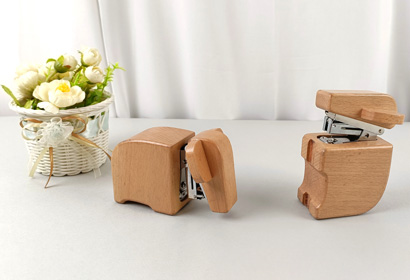 <strong>Wooden Elephant Shaped Staple</strong>
